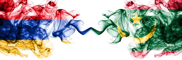 亚美尼亚对毛里塔尼亚 烟熏神秘的旗帜并排放置 浓密的彩色丝状抽象烟旗 — 图库照片