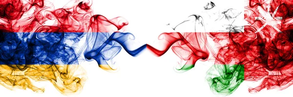 亚美尼亚对阿曼 烟熏神秘的旗帜并排放置 浓密的彩色丝状抽象烟旗 — 图库照片