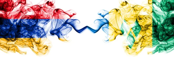 亚美尼亚对圣文森特和格林纳丁斯 烟熏的神秘旗帜并排放置 浓密的彩色丝状抽象烟旗 — 图库照片