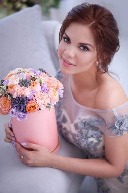 güzel yound kadın ve pembe çiçekler