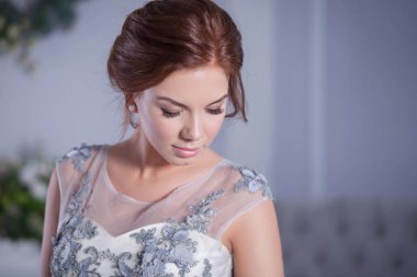 mavi elbise giyen güzel yound kadın