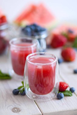 tatlı taze meyve suyu ve meyve