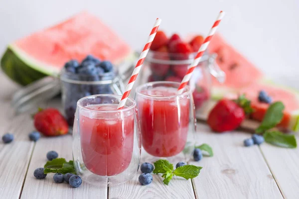 Süßer Frischer Saft Und Früchte — Stockfoto