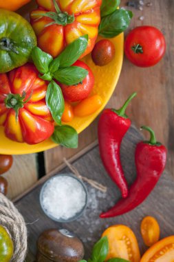 taze fesleğen ve domates masada