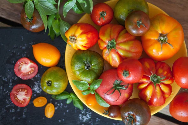 Manjericão Fresco Tomates Mesa — Fotografia de Stock