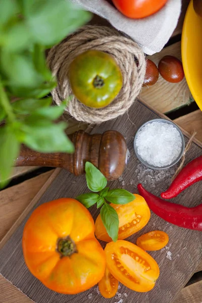 Fresh Basil Tomatoes Table — Stock Photo, Image