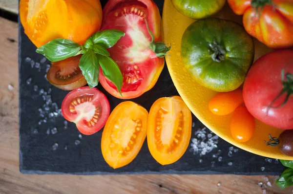 Manjericão Fresco Tomates Mesa — Fotografia de Stock