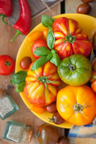 Frisches Basilikum Und Tomaten Auf Dem Tisch — Stockfoto