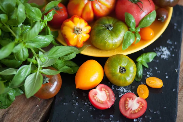 Manjericão Fresco Tomates Mesa — Fotografia de Stock