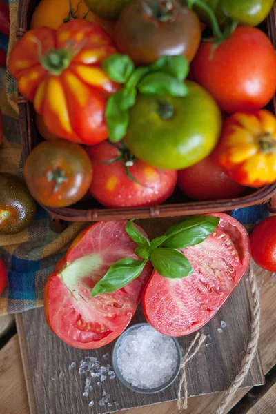 Manjericão Fresco Tomates Mesa — Fotografia de Stock