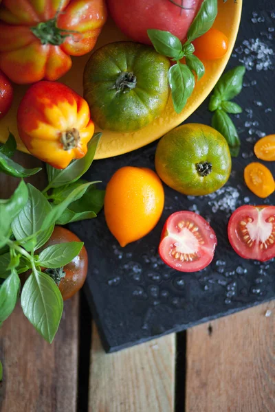 Manjericão Fresco Tomates Mesa — Fotografia de Stock