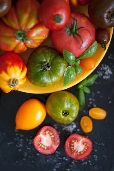 Fresh Basil Tomatoes Table — Stock Photo, Image