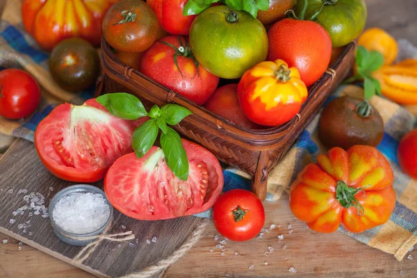 Manjericão Fresco Tomates Mesa — Fotografia de Stock