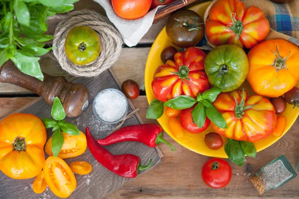 Fresh Basil Tomatoes Table — Stock Photo, Image