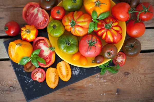 Manjericão Fresco Tomates Mesa — Fotografia de Stock