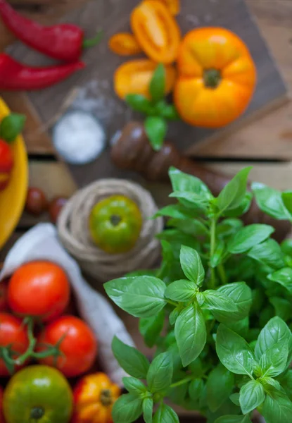Fresh Basil Tomatoes Table — Stock Photo, Image
