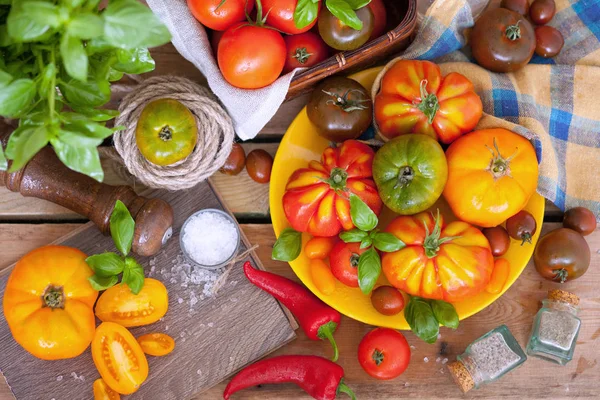 Fresh Basil Tomatoes Table — Stock Photo, Image