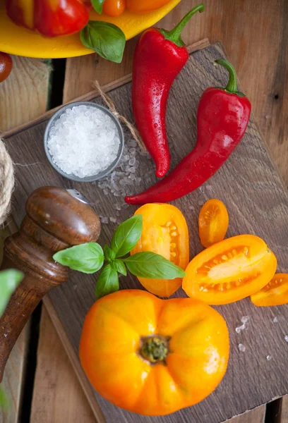 Manjericão Fresco Tomates Mesa — Fotografia de Stock