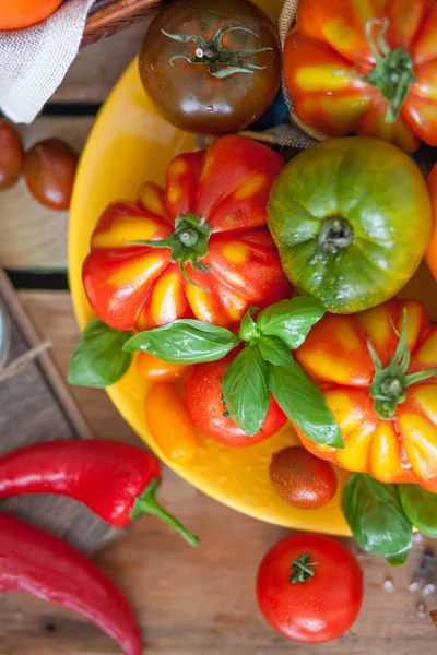 Albahaca Fresca Tomates Mesa — Foto de Stock
