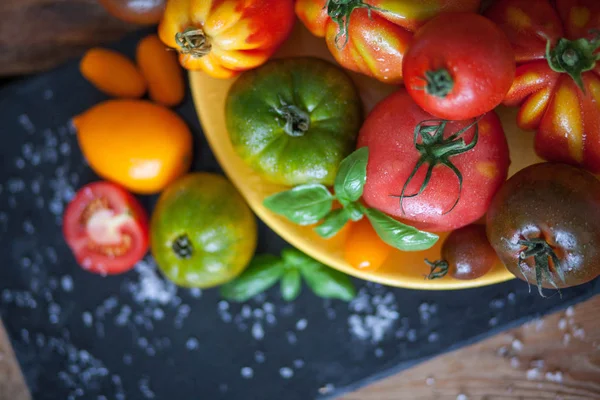 Fresh Basil Tomatoes Table — Stock Photo, Image