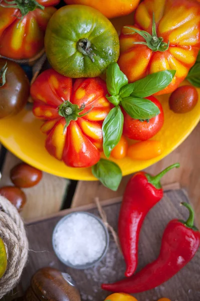 Fresh Basil Tomatoes Table — Stock Photo, Image