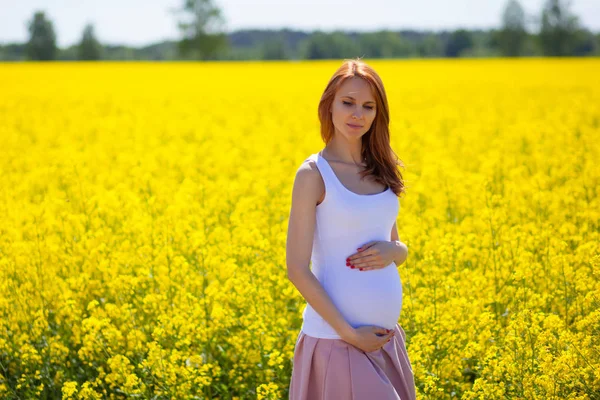Jonge Zwangere Vrouw Lopen Buiten — Stockfoto