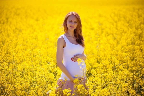 Jovem Mulher Grávida Andando Livre — Fotografia de Stock