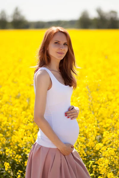 Bonito Jovem Mulher Esperando Bebê — Fotografia de Stock