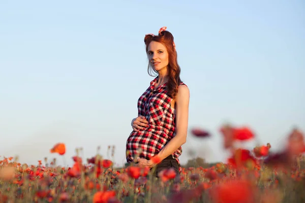 Bonito Jovem Mulher Esperando Bebê — Fotografia de Stock