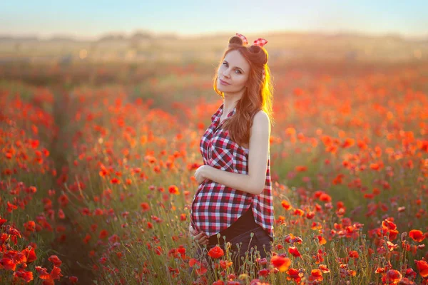 Nette Junge Frau Wartet Auf Ein Baby — Stockfoto