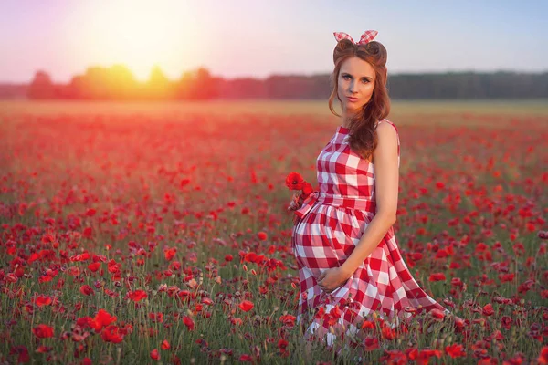 Linda Mujer Joven Esperando Bebé — Foto de Stock