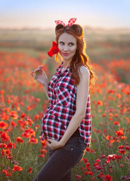 Linda Mujer Joven Esperando Bebé —  Fotos de Stock