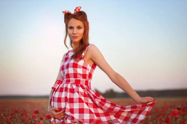 Mignonne Jeune Femme Attendant Bébé — Photo