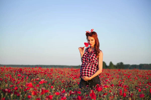 Linda Mujer Joven Esperando Bebé —  Fotos de Stock