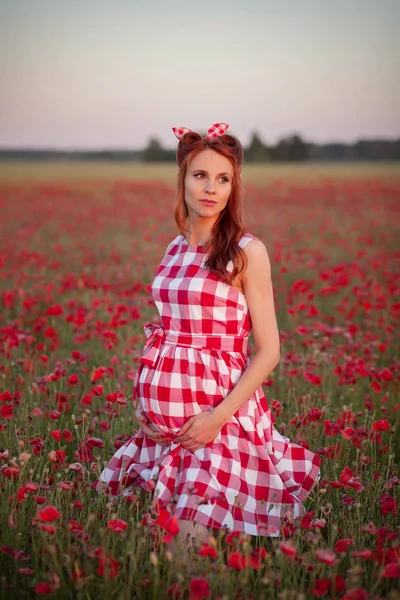 赤ちゃんを待っているかわいい若い女性 — ストック写真