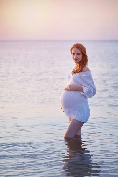 Söt Ung Kvinna Väntar Baby — Stockfoto