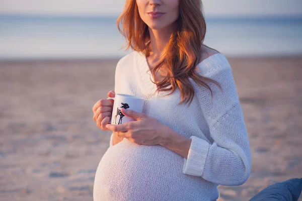 赤ちゃんを待っているかわいい若い女性 — ストック写真