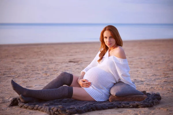 Bonito Jovem Mulher Esperando Bebê — Fotografia de Stock