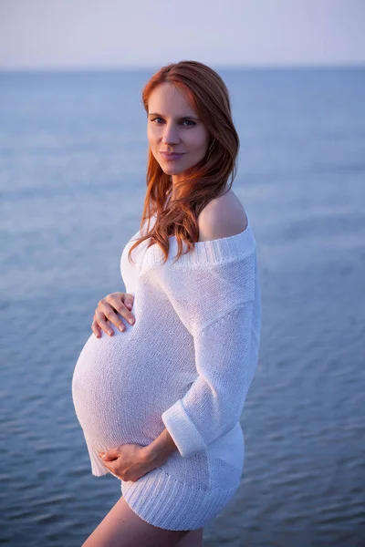 Bonito Jovem Mulher Esperando Bebê — Fotografia de Stock