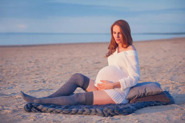 Leuke Jonge Vrouw Wachten Van Een Baby — Stockfoto