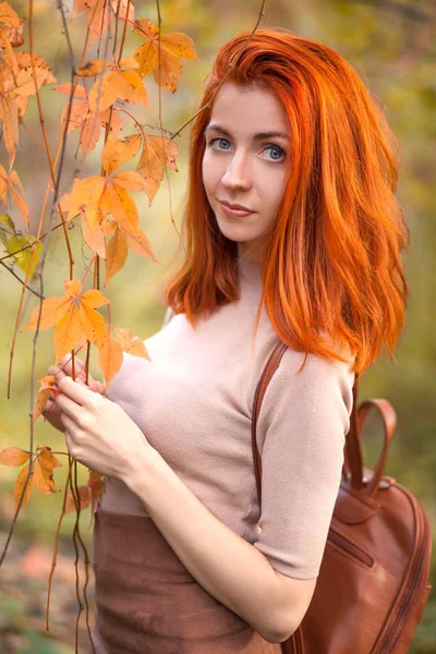 Menina Ruiva Bonita Parque Outono — Fotografia de Stock