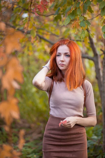 Bella Rossa Ragazza Autunno Parco — Foto Stock