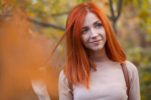 Όμορφη Κοκκινομάλλα Κοπέλα Στο Πάρκο Φθινόπωρο — Φωτογραφία Αρχείου