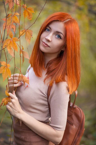 Menina Ruiva Bonita Parque Outono — Fotografia de Stock