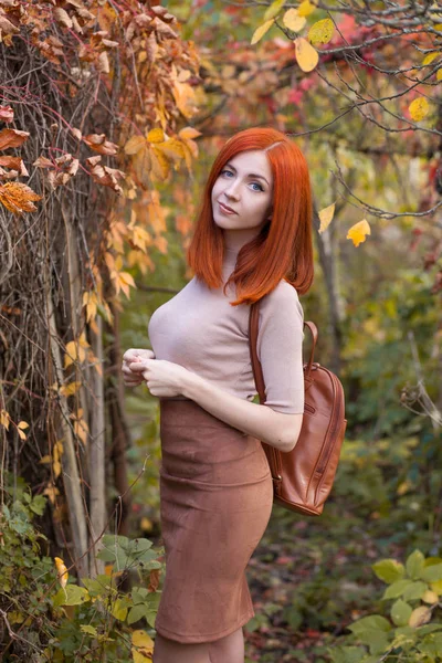 Menina Ruiva Bonita Parque Outono — Fotografia de Stock