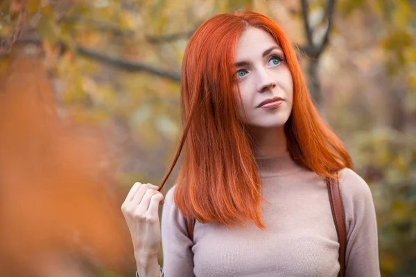 Mooie Roodharige Meisje Herfst Park — Stockfoto