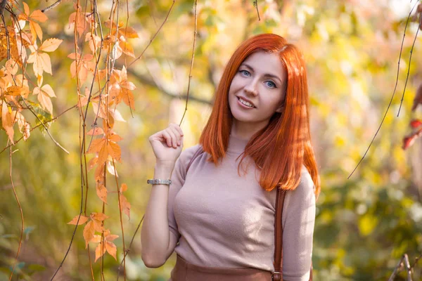 Menina Ruiva Bonita Parque Outono — Fotografia de Stock