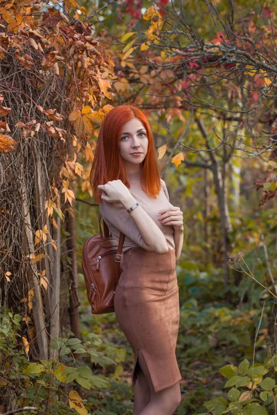 Симпатичная Рыжая Девушка Осеннем Парке — стоковое фото