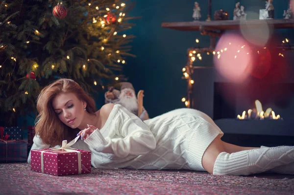 Bonito Jovem Mulher Celebrando Natal — Fotografia de Stock