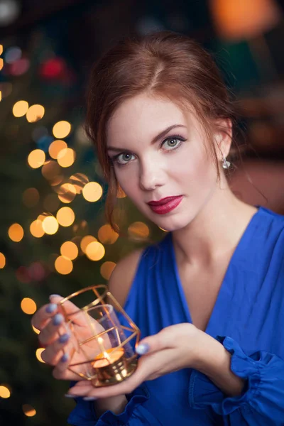 Mooie Jonge Vrouw Vieren Kerstmis — Stockfoto